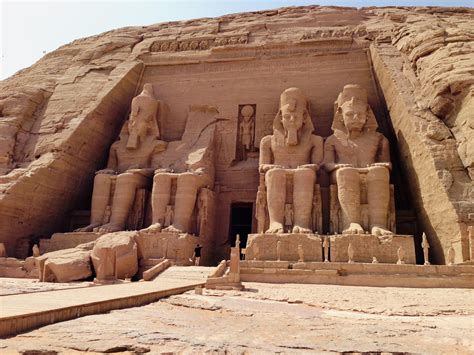 Abu Simbel Temple: 偉大法老拉美西斯二世為愛而建造的永恆之愛！