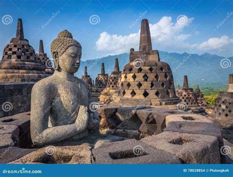  Borobudur Temple: 探索千年歷史的爪哇佛教建築奇蹟！